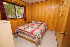 3 bedrooms, WiFi, bed sheets - Sunset Bay, a 3BR lakefront cabin situated on the Horseshoe Chain of Lakes (Richmond)