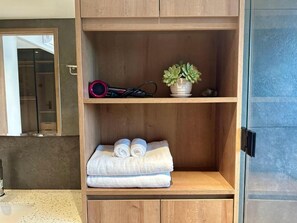 Hiustenkuivaaja, bidee, pyyhkeet, saippua