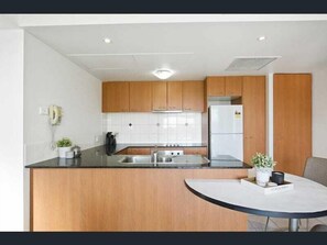 Leilighet – superior, 2 soverom, byutsikt | Eget kjøkken | Kjøleskap, mikrobølgeovn, ovn og kokeplater