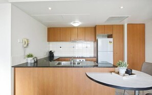 Superior-lejlighed - 2 soveværelser - byudsigt | Privat køkken | Køleskab/fryser i fuld størrelse, mikrobølgeovn, ovn, kogeplade