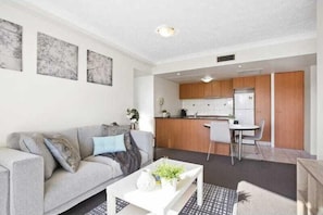 Apartamento superior, 2 habitaciones, vistas a la ciudad | Zona de estar | Smart TV de 55 cm con canales digitales, Netflix