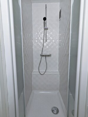 Dusche, Haartrockner, Toilettenpapier
