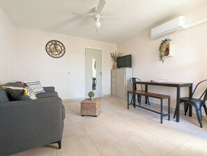 TV - Apartment close to port, beaches, golf course and ile des Loisirs with air conditioning (Agde)