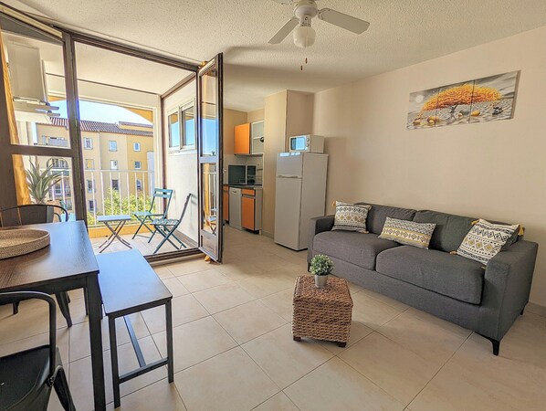 TV - Apartment close to port, beaches, golf course and ile des Loisirs with air conditioning (Agde)