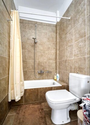 Hair dryer, towels, soap, toilet paper - Sunny apartment, Acropolis view. (Athina)