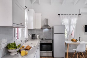 Fridge, oven, stovetop, coffee/tea maker - Peaceful Villa at Apanema Mindfulness Lefkada (Sfakiotes)