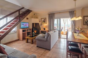 TV, fireplace - Club Villamar - Charming Spanish-style villa with a private pool, terraces, and functional interi... (Vidreres)