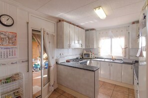 Fridge, microwave, oven, stovetop - Club Villamar - Charming Spanish-style villa with a private pool, terraces, and functional interi... (Vidreres)