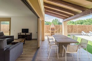Outdoor dining - Club Villamar - Stunning new villa in Aigua Viva Park near Lloret de Mar, featuring a private poo... (Vidreres)
