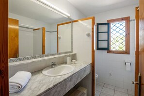 Hårføner og håndklær