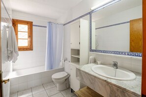 Sèche-cheveux, serviettes fournies