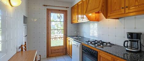 Kühlschrank, Ofen, Geschirrspüler, Wasserkocher mit Kaffee-/Teezubehör