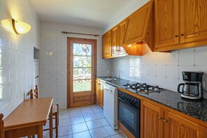 Réfrigérateur, four, lave-vaisselle, cafetière/bouilloire