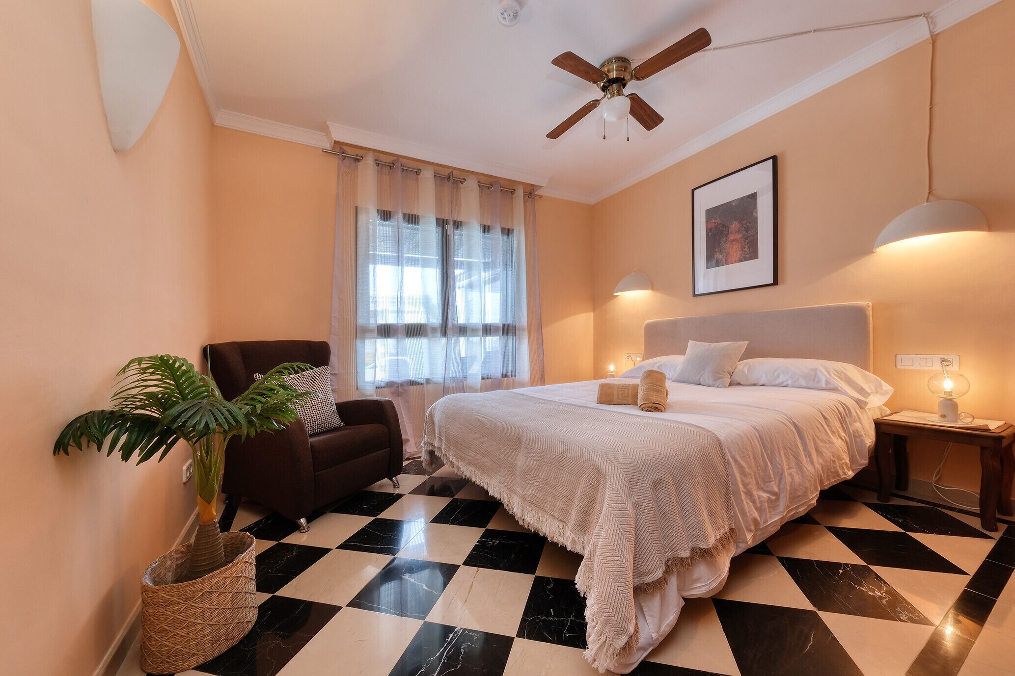 3 chambres, coffres-forts dans les chambres, bureau