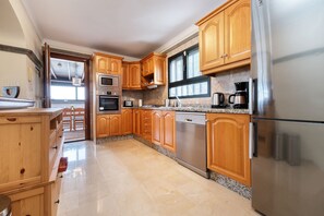 ثلاجة، ميكروويف، فرن، موقد طهي مسطح