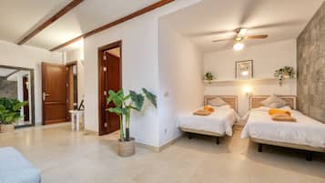 3 sovrum, värdeförvaringsskåp på rummet och skrivbord