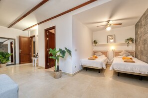 3 عدّة غرف نوم وخزنة داخل الغرفة ومكتب ومكواة/لوح كي