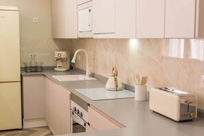 Een koelkast, een magnetron, een oven, een kookplaat