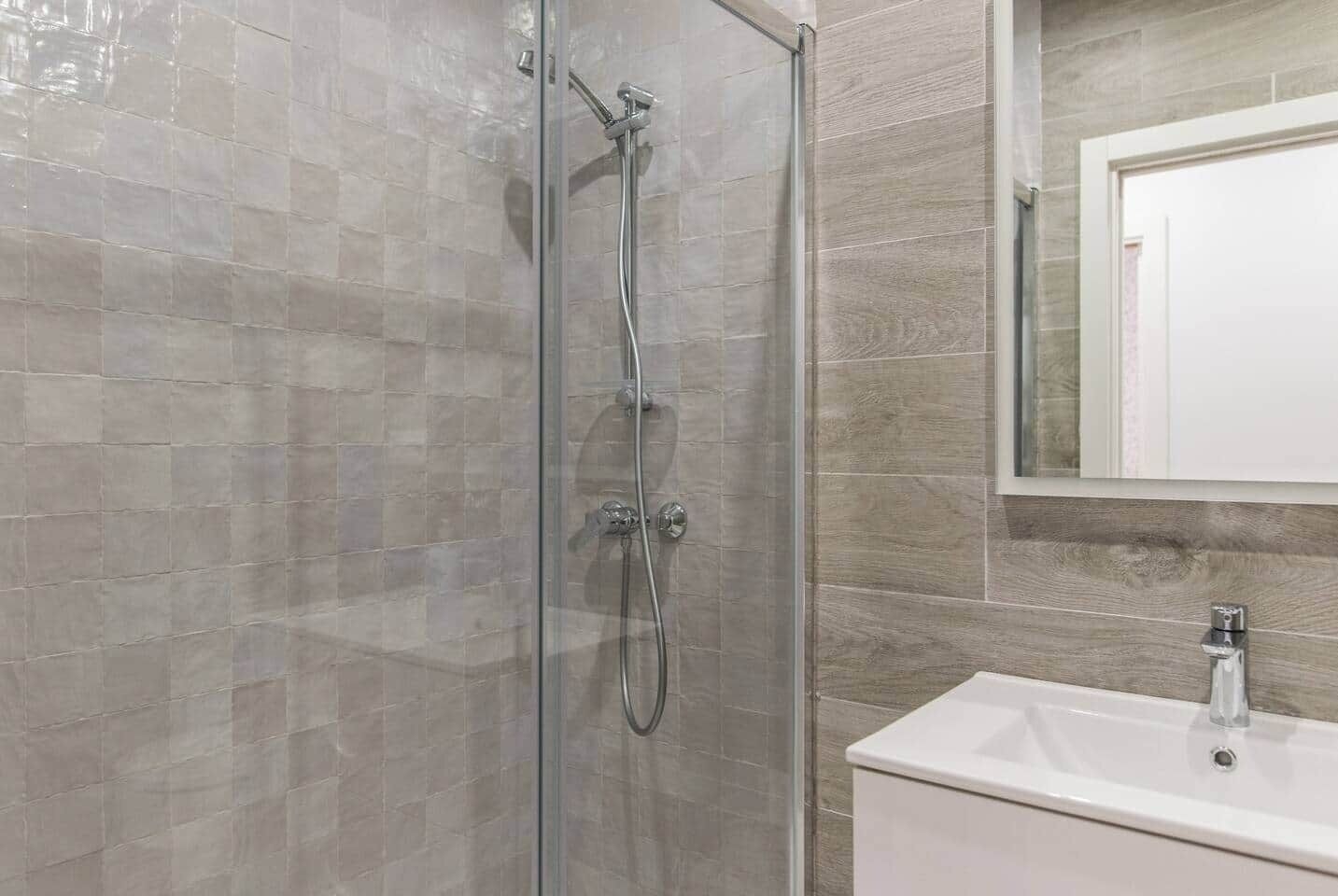 Een douche, een haardroger, handdoeken