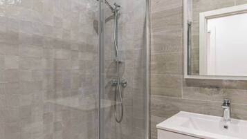 Een douche, een haardroger, handdoeken