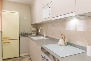 Frigorífico, microondas, horno y placa de cocina