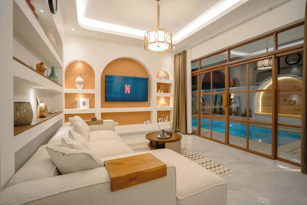 Comfort villa, uitzicht op zwembad | Woonruimte | Een 70-inch smart-tv met digitale zenders en betaalfilms
