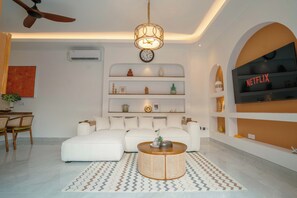 Premium bedding, down duvets, in-room safe, desk - Villa Amisa Berawa (Canggu)