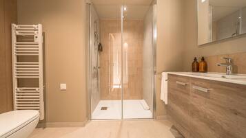 Deluxe-huone | Kylpyhuone | Suihku, designer-hygieniatuotteet, hiustenkuivaaja, pyyhkeet
