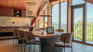 Una cocina moderna con una isla grande, armarios de madera y vistas a las montañas.