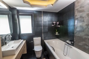 Douche, séchoir à cheveux, serviettes fournies, savon