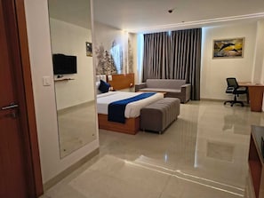 Executive Room | Egyptian cotton sheets, premium bedding, memory foam beds, in-room safe