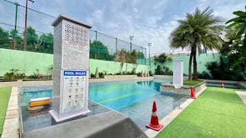 Una piscina al aire libre de temporada