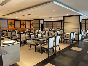 بوفيه فطور يوميًا بتكلفة قدرها (400 INR للشخص)