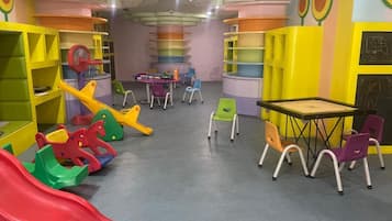 Zona de juegos infantil cubierta