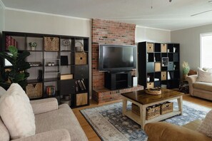 Smart TV y chimenea 