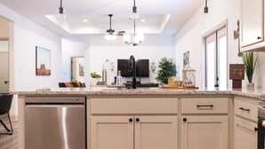 Una cocina moderna con lavavajillas, puertas dobles y encimera.