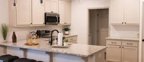 Een koelkast, een magnetron, een oven, een kookplaat