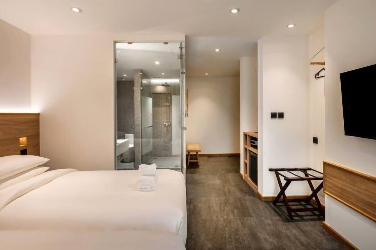 In-room safe, desk, free WiFi