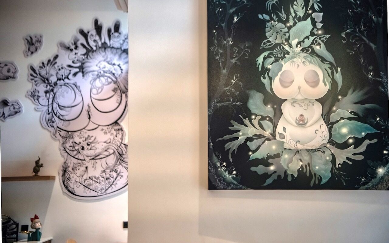 Paredes com um grande e detalhado desenho floral em preto e branco.
