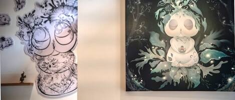 Paredes com um grande e detalhado desenho floral em preto e branco.