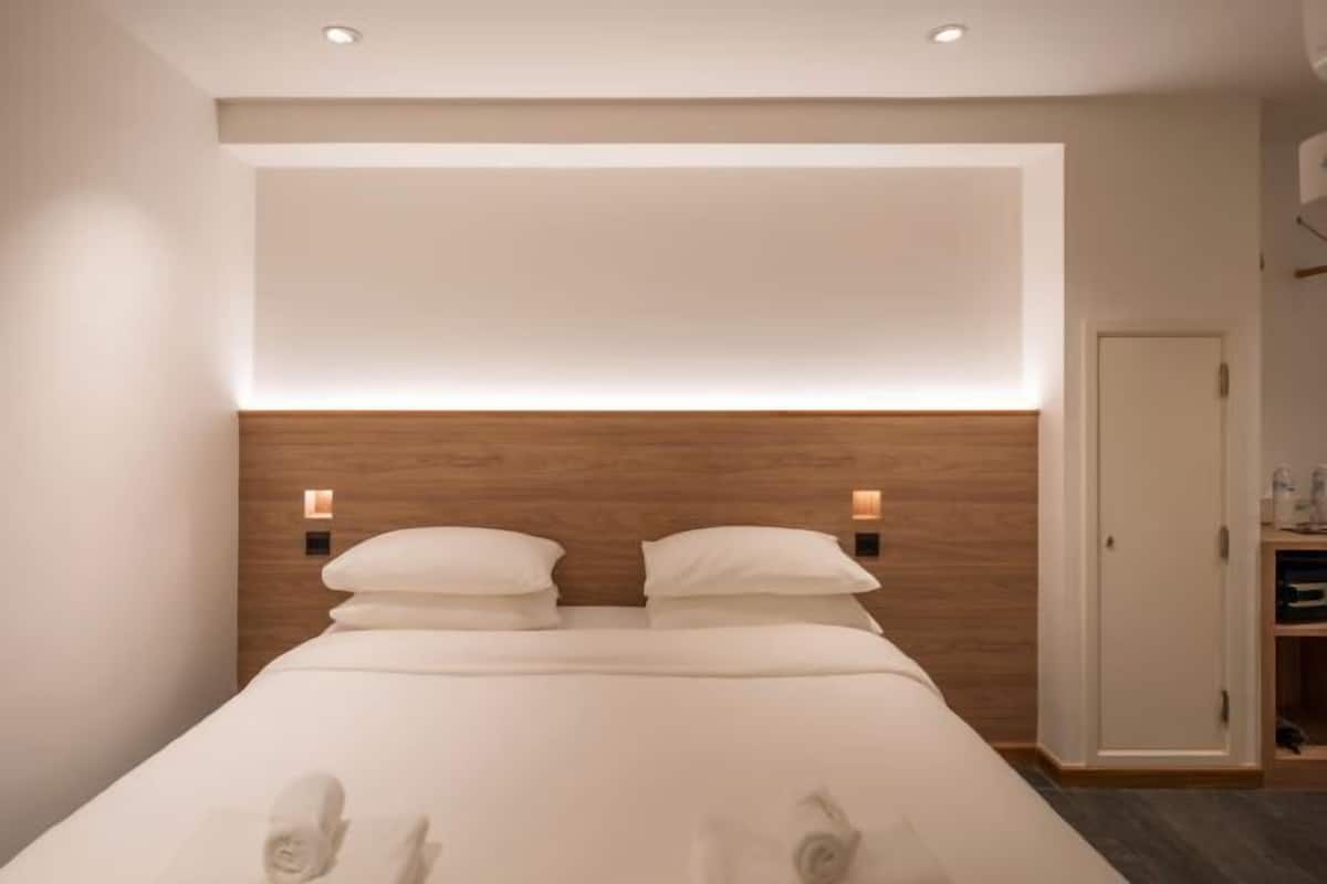 In-room safe, desk, free WiFi