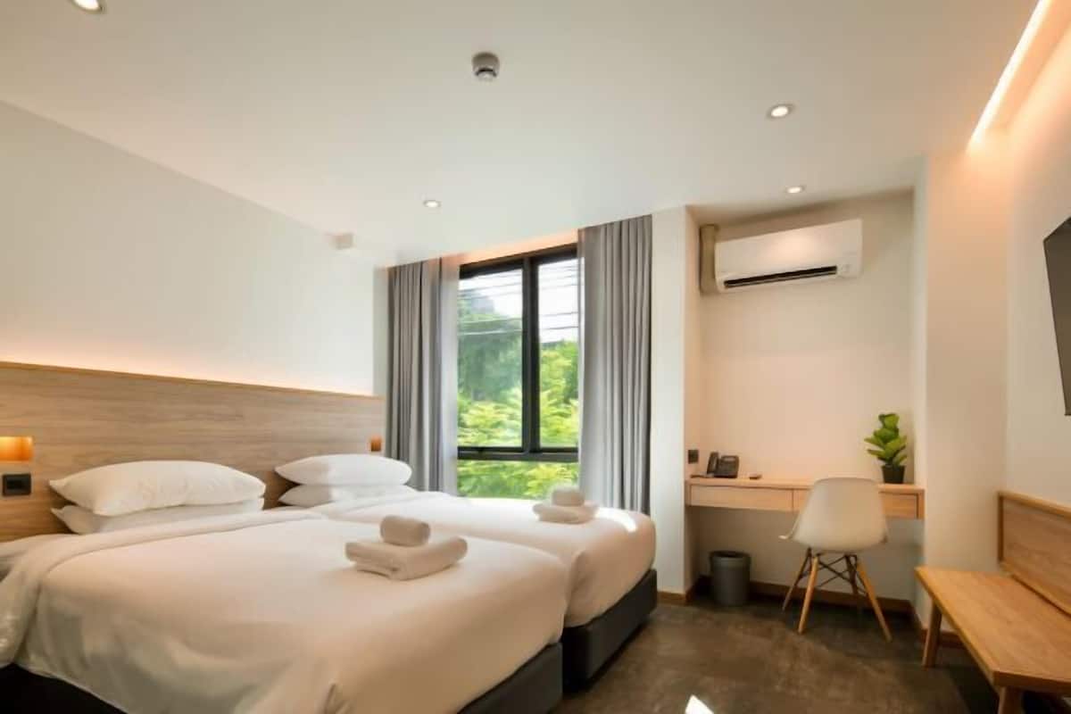 In-room safe, desk, free WiFi