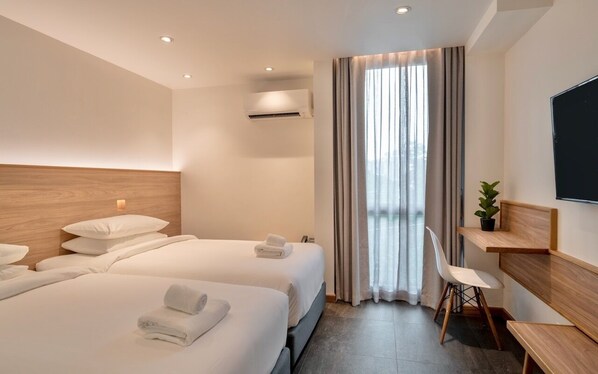 Chambre Standard, 2 lits jumeaux, salle de bain privée, vue sur la ville | Coffre-fort pour ordinateur portable, bureau, accès au Wi-Fi (inclus)