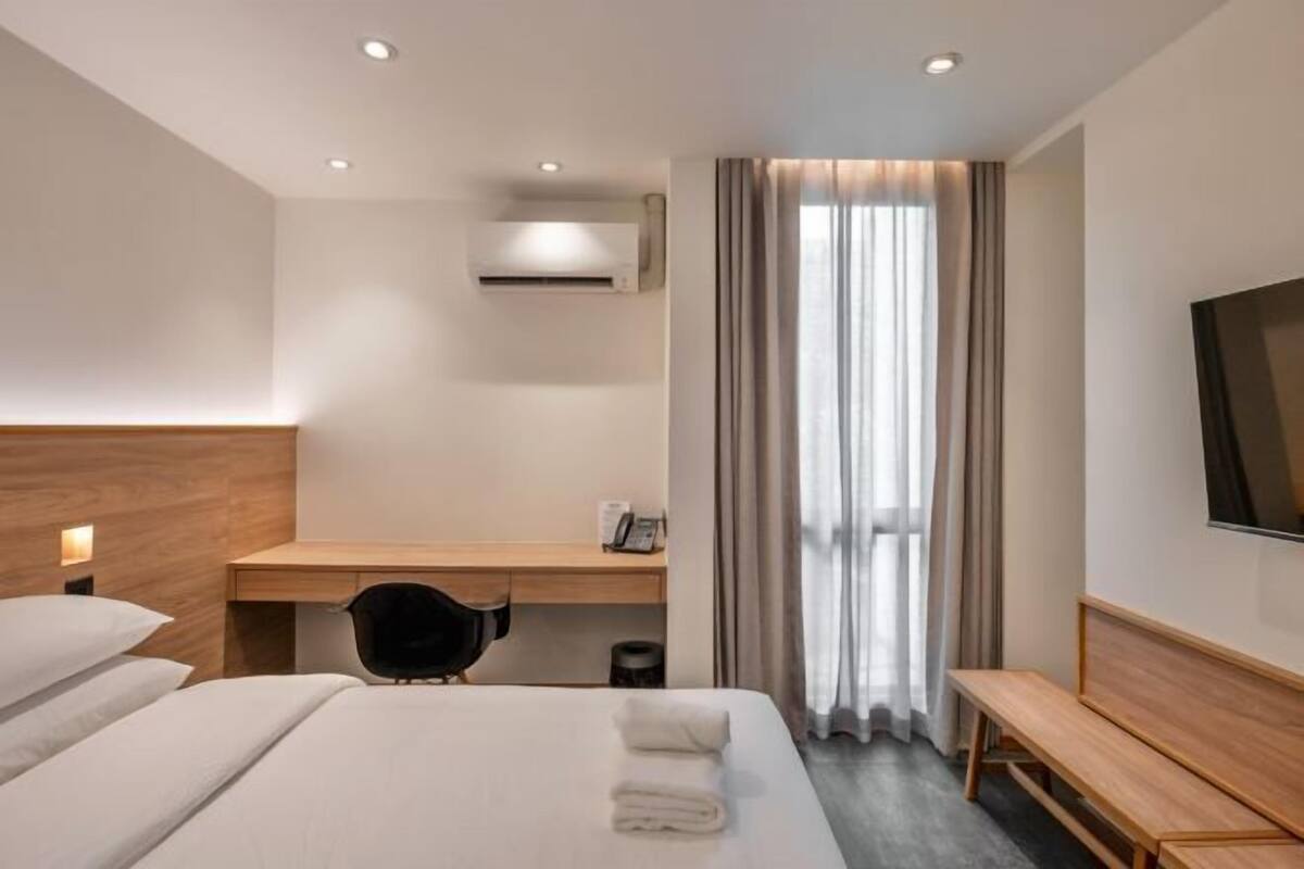 In-room safe, desk, free WiFi