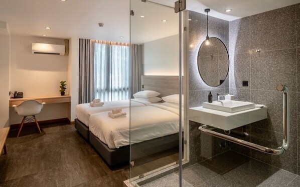 Rom – superior, 2 enkeltsenger, privat bad, byutsikt | Safe på rommet, skrivebord og wi-fi (inkludert)