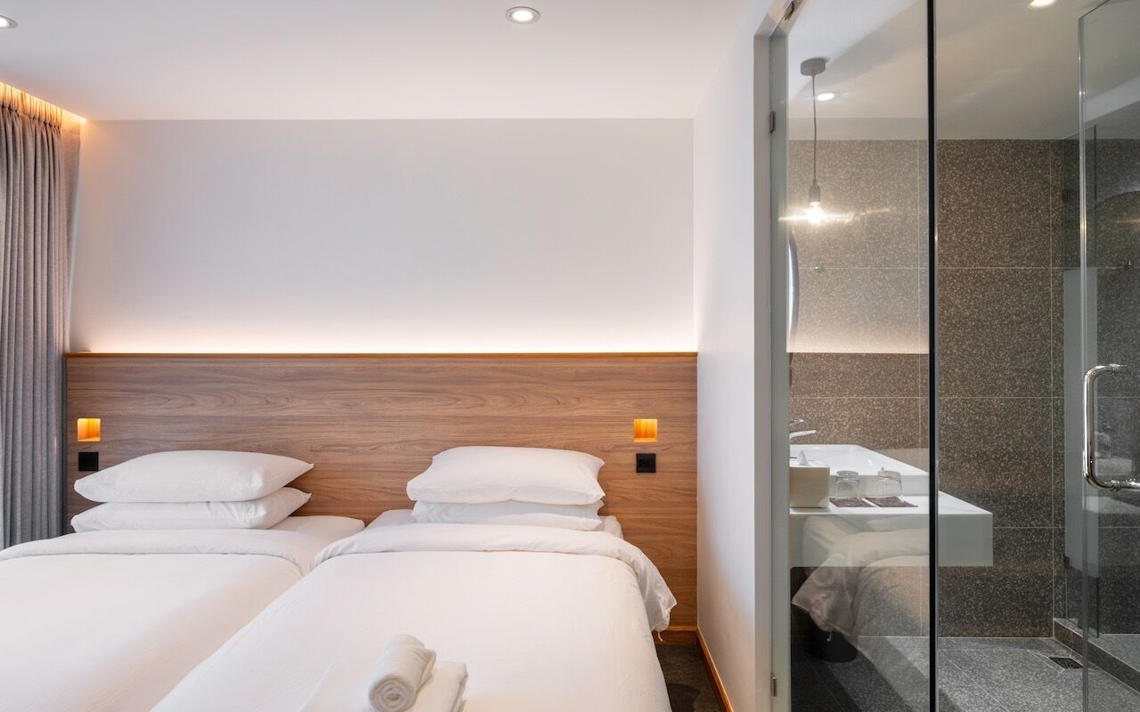 Habitación superior, 2 camas individuales, baño privado, vistas a la ciudad | Caja fuerte, escritorio, wifi gratis