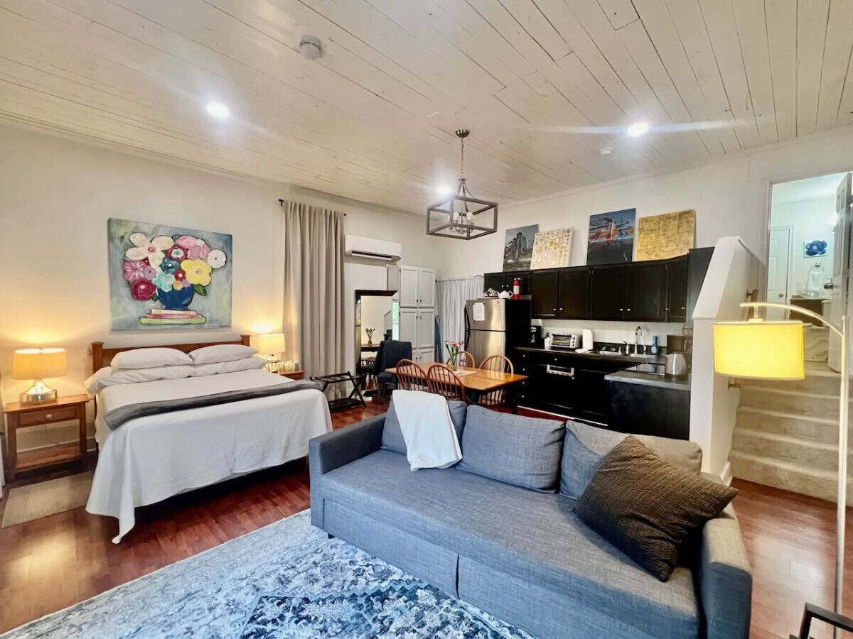 Guest Suite 1 mi walk to Campus