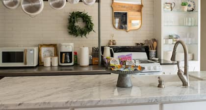 Charming stay centrally located to everywhere you need to be in Bryan/College Station