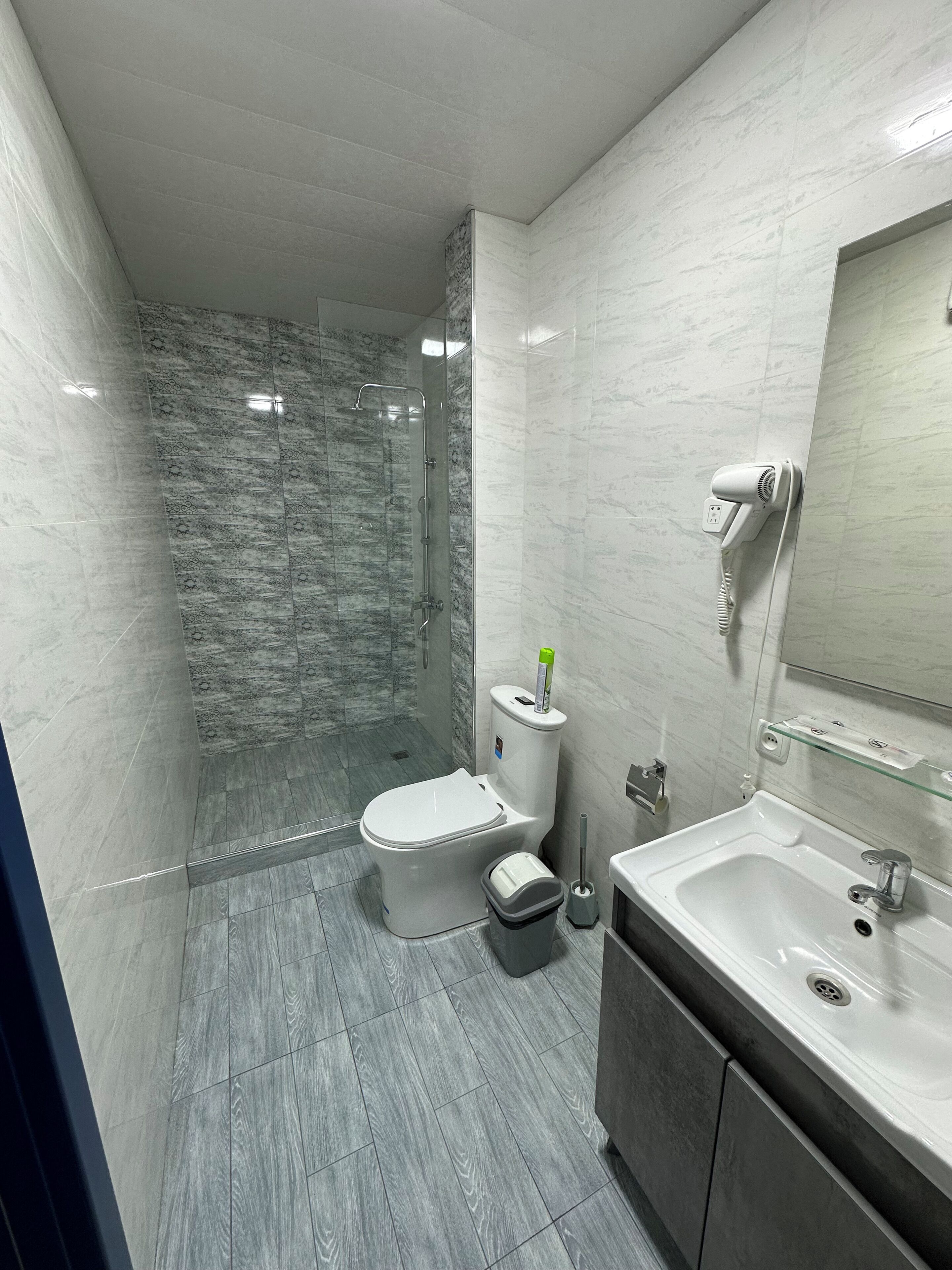 Habitación cuádruple estándar | Baño | Ducha, secador de pelo, toallas y jabón