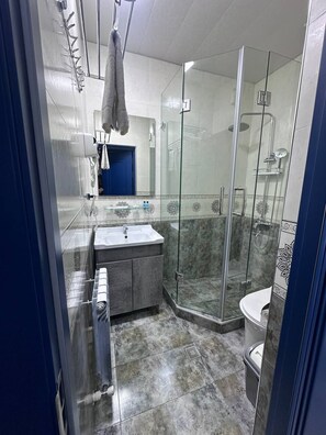 Standard Triple Room | Bathroom | Shower, hair dryer, towels, soap